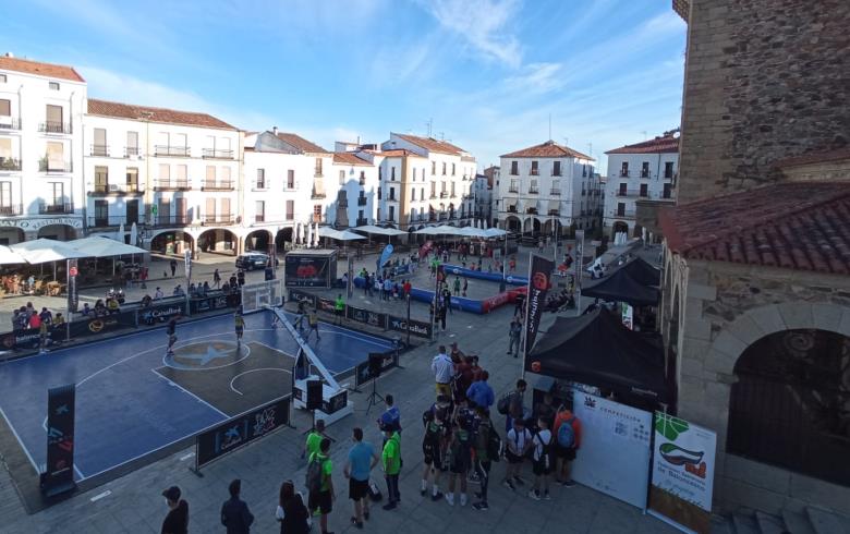 EL PLAZA 3X3 EN CÁCERES LLENA DE ILUSIONES POR EL BASKET