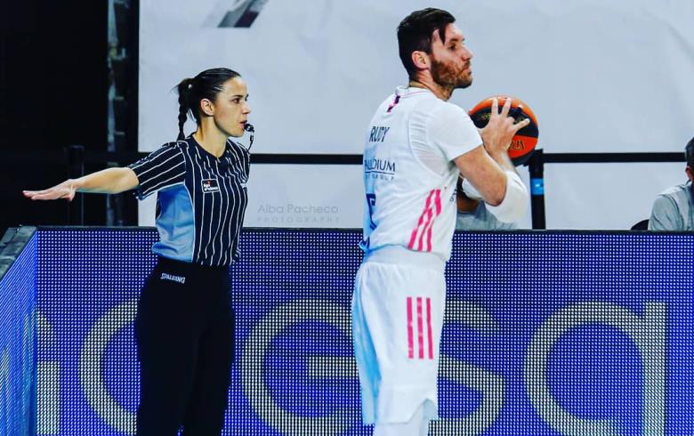 Esperanza Mendoza, en un partido de Liga Endesa.