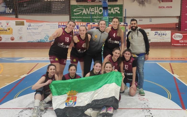 El equipo cacereño celebra su triunfo. (Foto: CB Al-Qázeres)