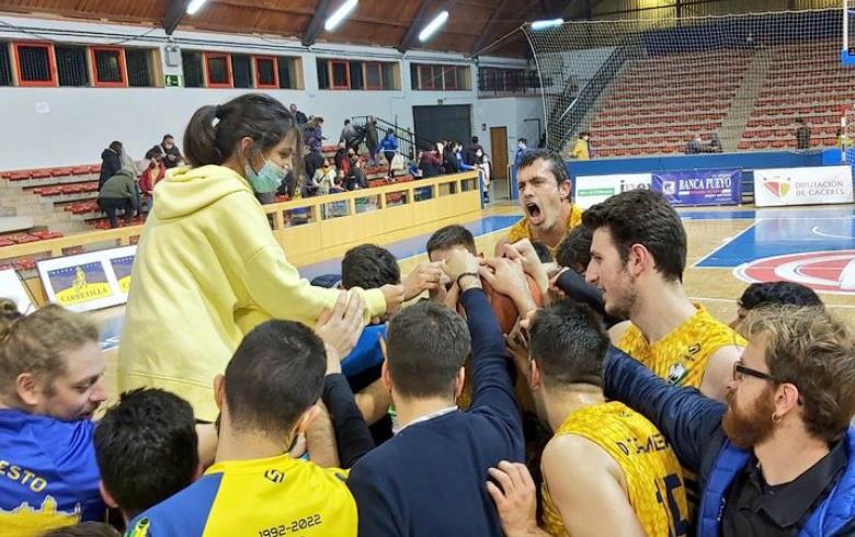 Los jugadores de ADC La Comuna Creativa celebran la victoria. (Fotografía de ADC Baloncesto)