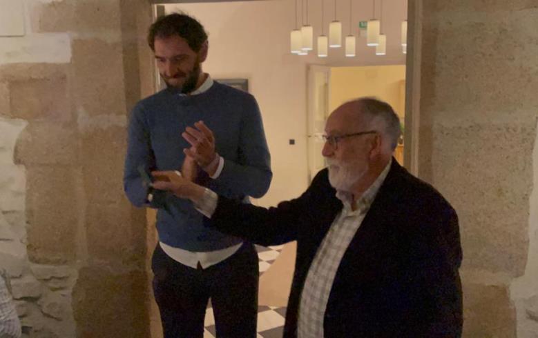 Jesús Blanco junto a Jorge Garbajosa, tras recibir la Insignia de Oro de la FEB