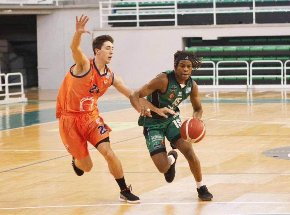 Un jugador de Sagrado defiende durante un partido la pasada temporada. (Armando Méndez)