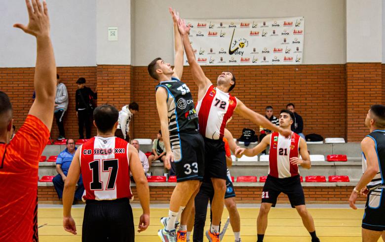 Salto inicial en el partido entre SXXI Don Benito y BB en la primera jornada (Víctor Sánchez)