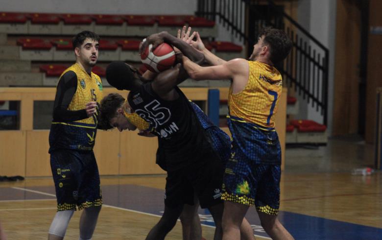 Jugadores de ADC y CBA disputan un balón en el encuentro del sábado (FExB)