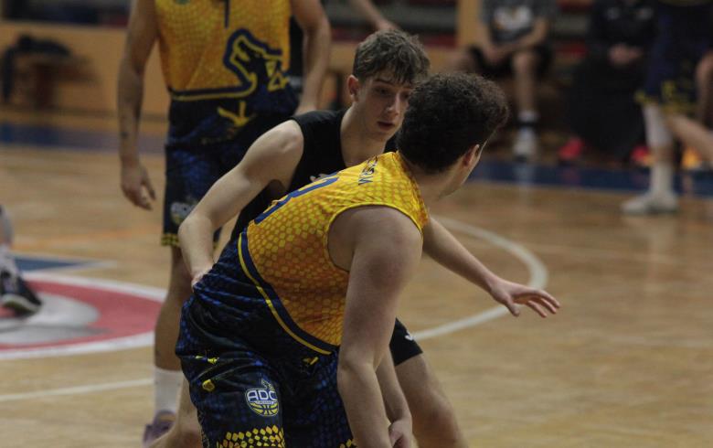 BALONCESTO BADAJOZ PROVOCA LA PRIMERA DERROTA DEL LÍDER