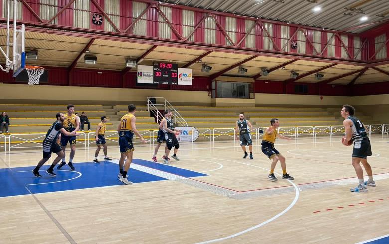 Partido entre ADC La Comuna Creativa y Baloncesto Badajoz de la séptima jornada. (BB)