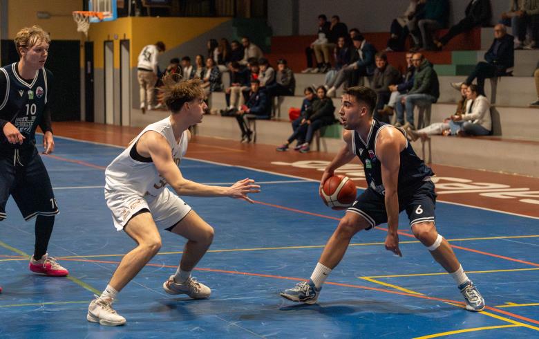 BALONCESTO BADAJOZ ALCANZA A ADC EN PRIMERA MASCULINA