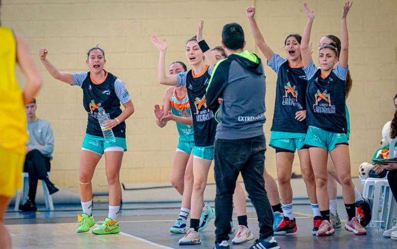 La selección cadete femenina celebra una canasta (FEB)