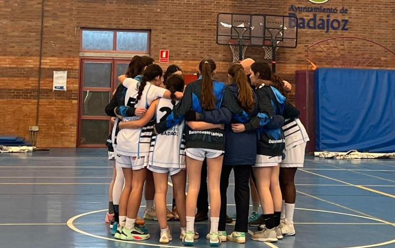 Las jugadoras de BB celebran el triunfo ante el líder (Baloncesto Badajoz)