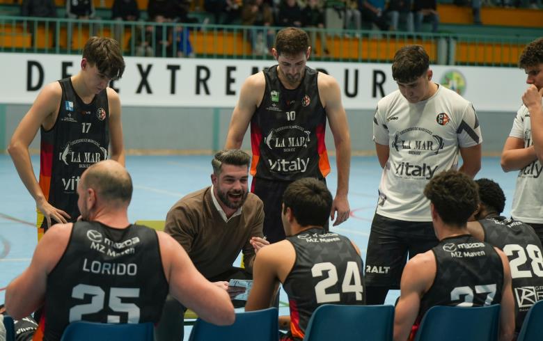 El Vitaly La Mar BCB durante un tiempo muerto en su partido ante Baloncesto Badajoz (BCB)