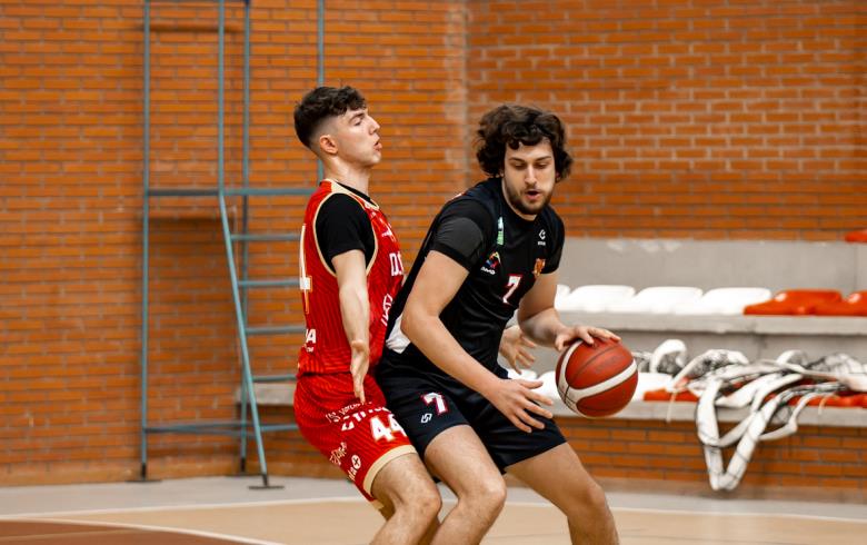 Jugadores de S. XXI Don Benito y FD Mérida durante un encuentro esta temporada (Aldarach Fotografía)