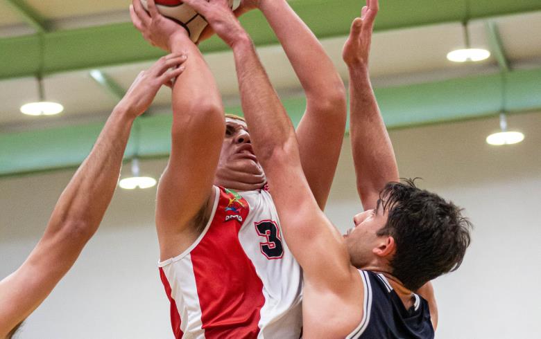 Jugadores de S. XXI y Viprés NTB Bosco pugnan por un balón, en su partido de la jornada 15 (S. XXI)