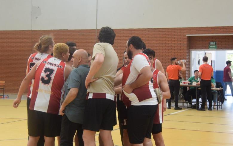 El equipo Siglo XXI Don Benito se conjura antes de su victoria contra Baloncesto Badajoz (S. XXI)